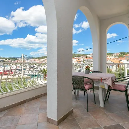 Okrug Gornji 9693a شقة تروغير